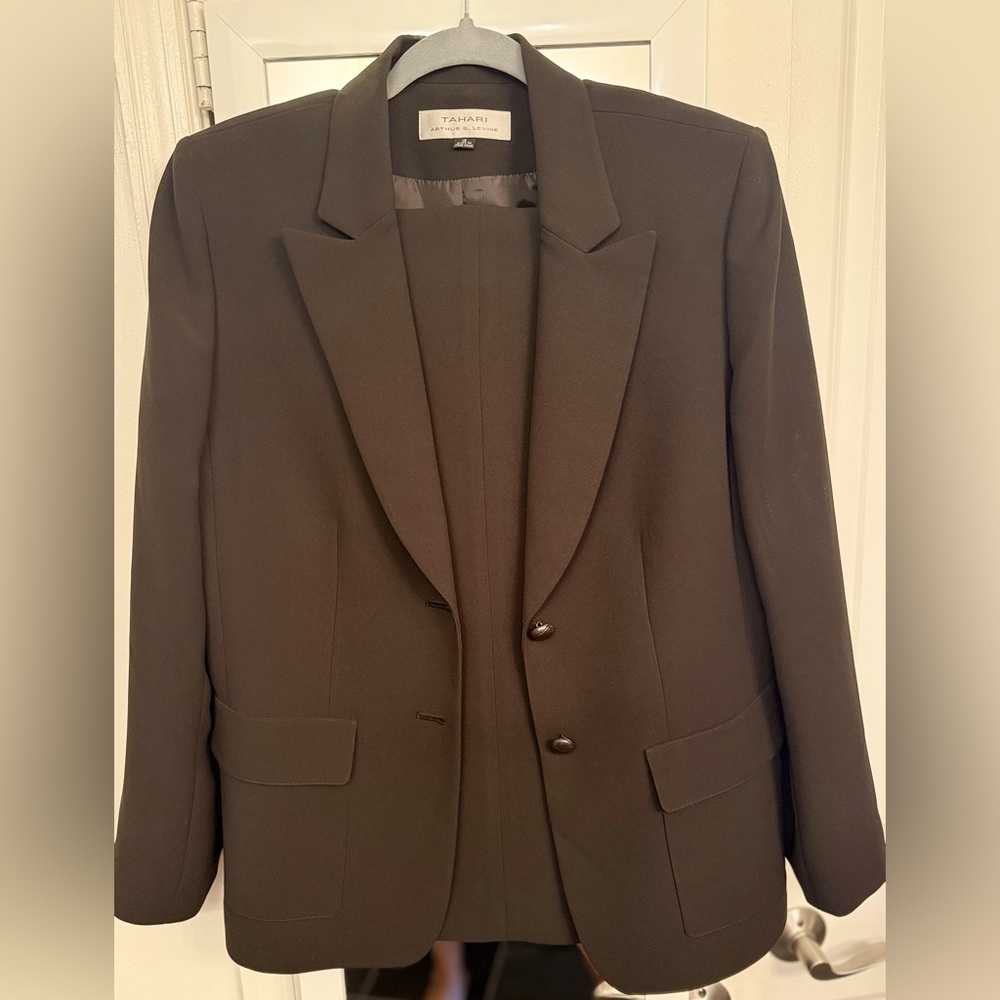 Tahari Women's Brown Pant Suit. Excellent condition.